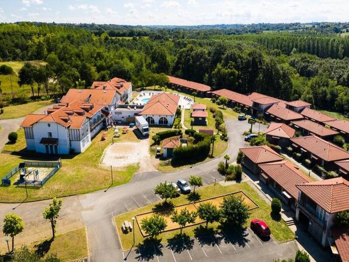 Gîte pour 6 personnes, avec balcon et piscine, adapté aux familles à Cassen - 2