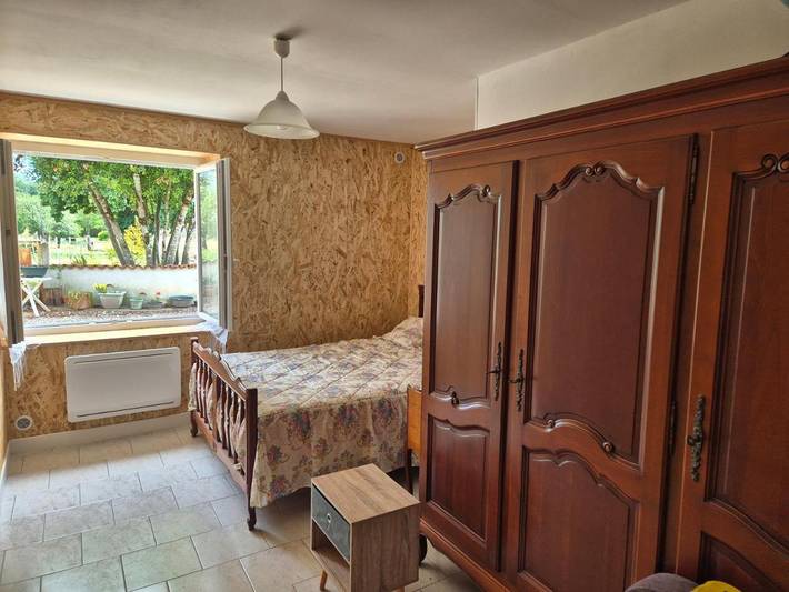 Gîte pour 6 personnes, avec Terrasse et Vue à Château-l'Évêque - 4