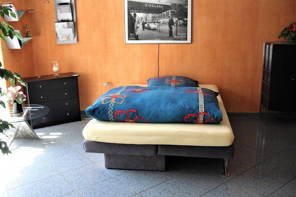 Entire apartment, Xxl vacation apartment to Nuremberg 10 Km and 5 Km to Playmobilpark Zirndorf,, in Cadolzburg, Franconia