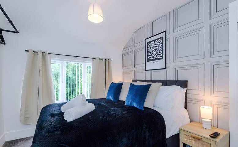 House Sleeps 7 with Garden and Free Parking in Grand Manchester