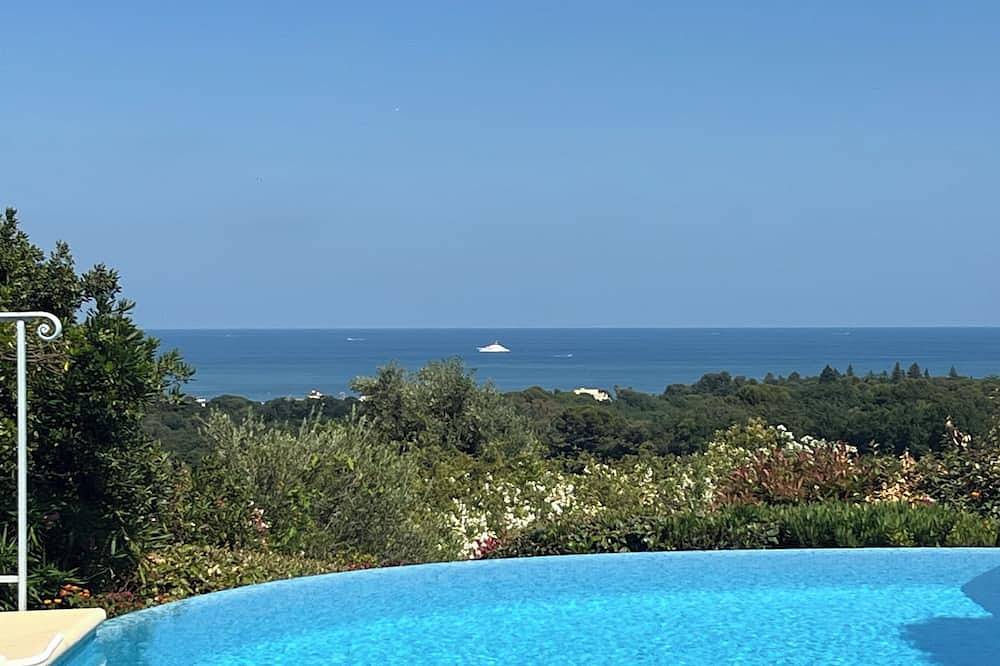 Villa, vue spectaculaire sur la Méditerranée, piscine à débordement. in Villeneuve-Loubet, Côte méditerranéenne (France)
