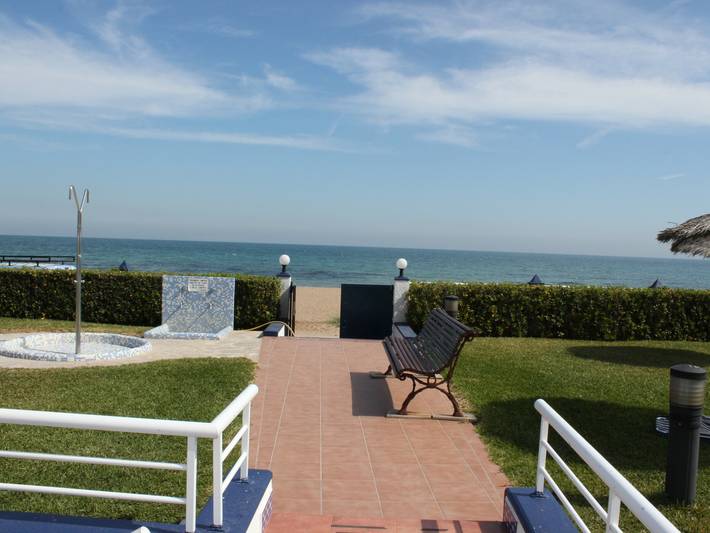 Apartamento entero, Apartamento acogedor en primera línea de playa en Denia con piscina comunitaria in El Palmar, Costa Blanca