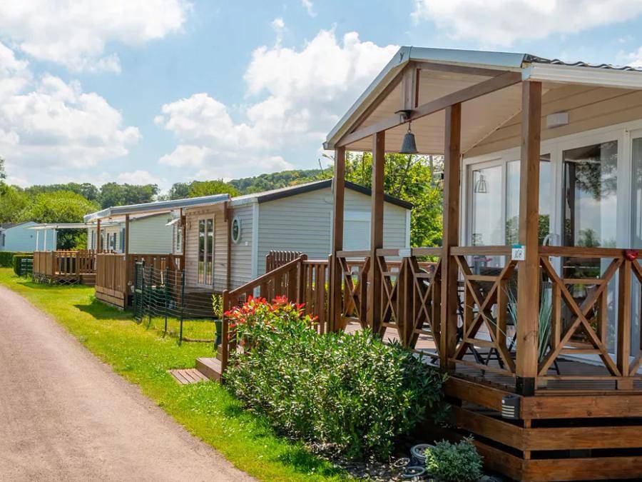Flower Camping des 2 Rivières - Mobilhome 4 personnes - Confort Bord d'Etang Tv - 2 chambres + terrasse in Offranville, Région de Dieppe