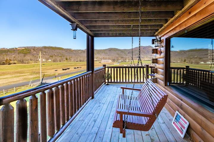 Vacation rental for 17 people, with yard and hot tub in Wears Valley