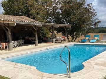 Location de vacances pour 16 personnes, avec jardin ainsi que vue et piscine, animaux acceptés à Lolme