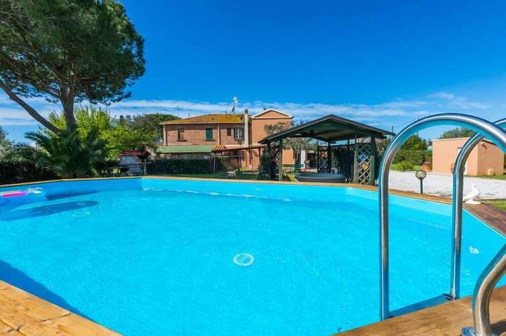Agriturismo per 10 persone, con balcone e piscina, con animali domestici a Bibbona