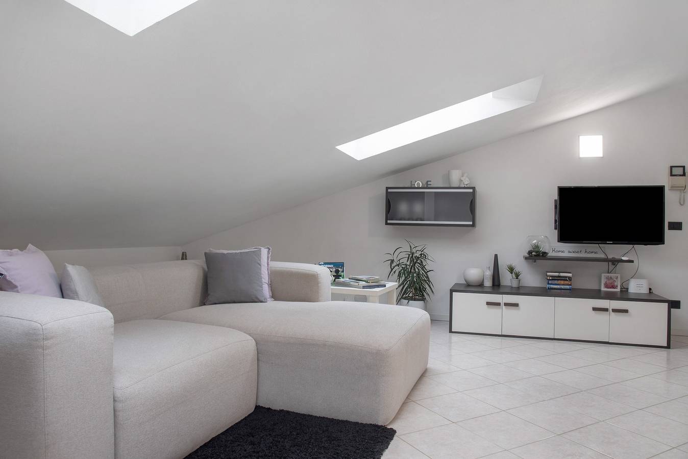 Ganze Wohnung, Ferienwohnung im Dachgeschoss 'Massimo - Verbania Intra' mit Wi-Fi und Klimaanlage in Intra (Verbania), Comune di Verbania