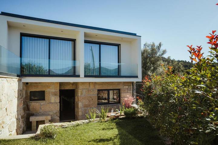 Location de vacances pour 8 personnes, avec piscine ainsi que jardin et vue, animaux acceptés à Terras de Bouro - 3