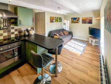 Log Cabin for 2 People in North Petherton, Somerset, Photo 3