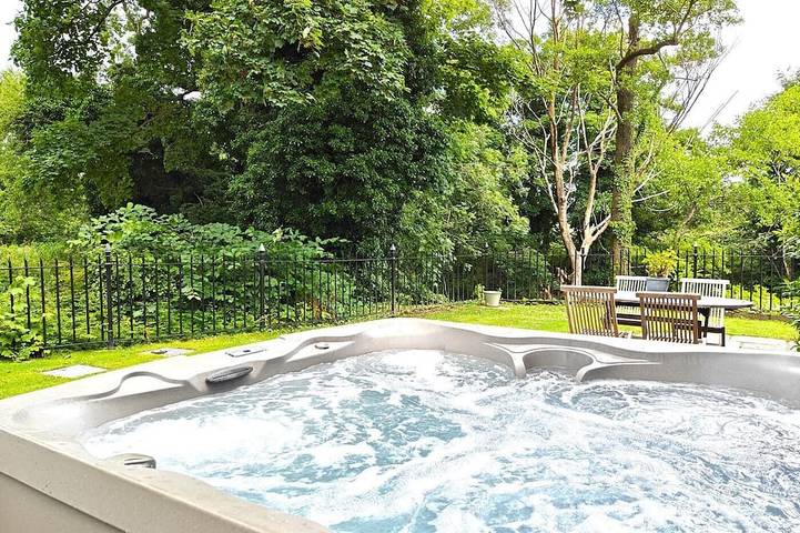 Cottage for 10 people, with hot tub and garden in Belper