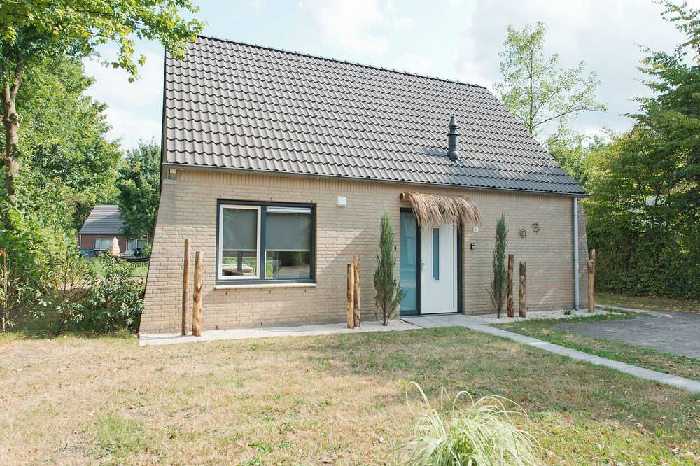 Villa Wellness Retreat 2: Schönes Haus mit Sauna und Whirlpool, Nähe des Waldes! in Hoeven, Halderberge