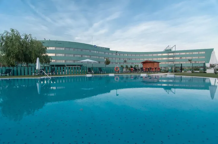 Hotel para 2 personas, con vistas además de piscina y jardín - 1