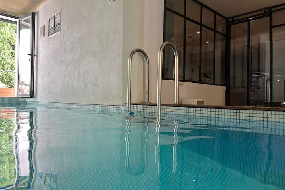 Villa Centre Ville Piscine Intérieure Chauffée in Nîmes, Région de Nîmes