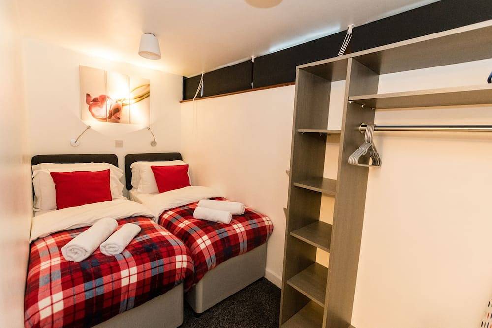 Entire apartment, 1 Bedroom Newton Apartment. Free Parking. Garden. Wigan in Wigan, Greater Manchester