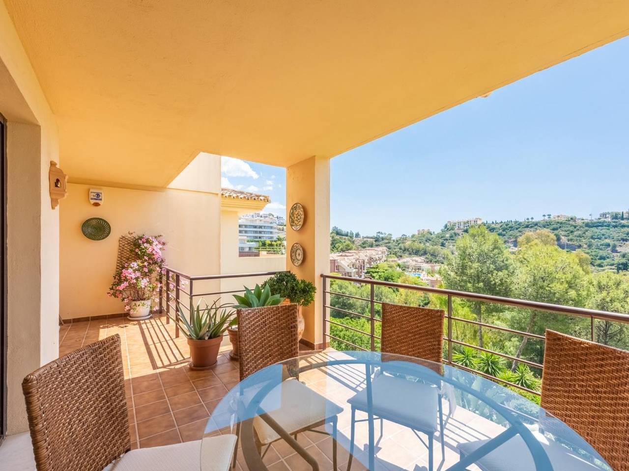 Entire apartment, Bright 3-bedroom apartment with terraces and pools in Benahavís in Los Arqueros, Benahavís