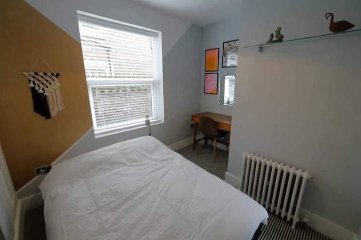 Ganze Wohnung, Trendy quirky ground floor Victorian garden flat in Worthing, West Sussex