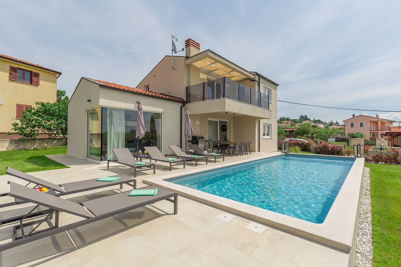 Neue und hundefreundliche Villa mit Panorama-Meerblick, Privatpool, Grillbereich, Babybett, Waschmaschine in Visignano (Općina), Istria centrale