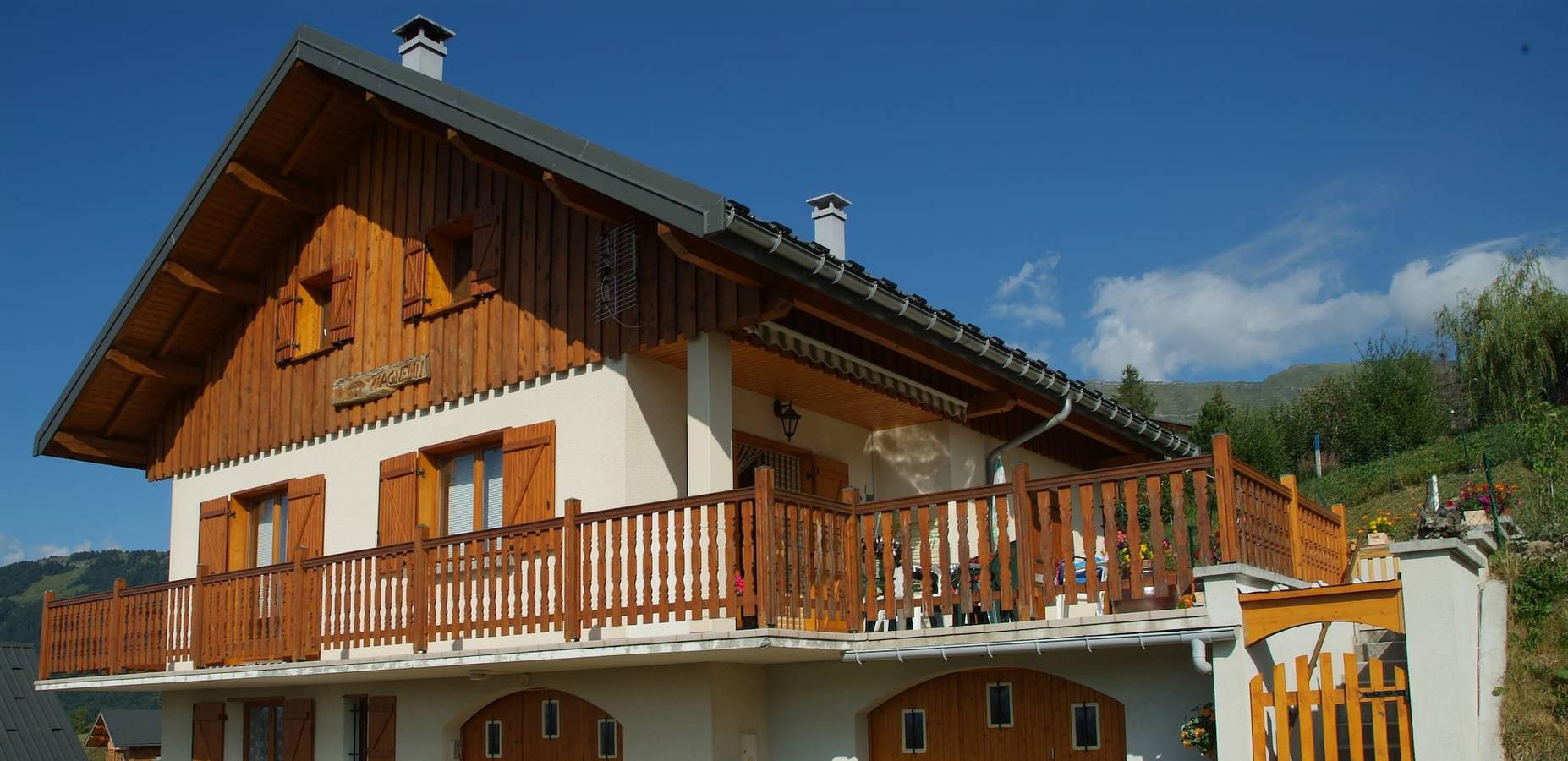 Large chalet with terrace, mountain view & nature access in Col du Mollard, Albiez-Montrond