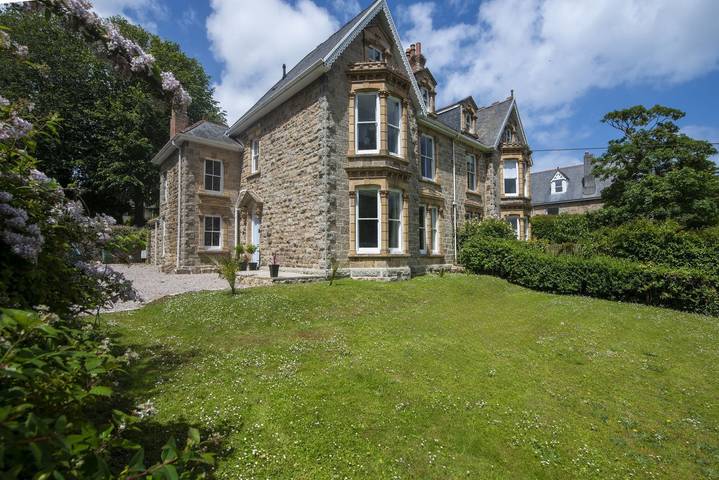 Cottage for 10 people, with garden and hot tub, with pets in Hayle