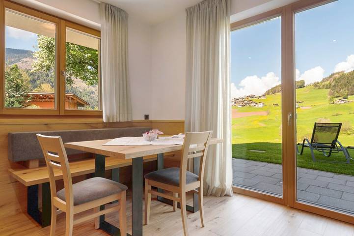 Appartamento intero, Appartamento 'Baumannhof Ega' con vista sulle montagne, terrazza comune e Wi-Fi in San Pietro (Bolzano), Funes