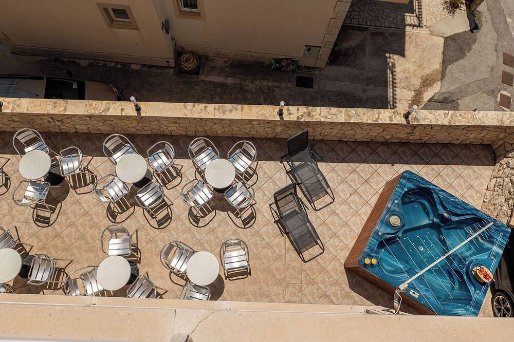 Entire apartment, 202 room with balcony, sea view & hot tub access in Lokva Rogoznica, Split-Dalmatia