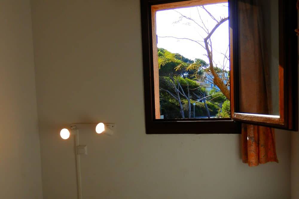 Small detached house with enclosed garden, beach below, sleeps 4 + pet in Sanary-sur-Mer, Mittelmeerküste (Frankreich)
