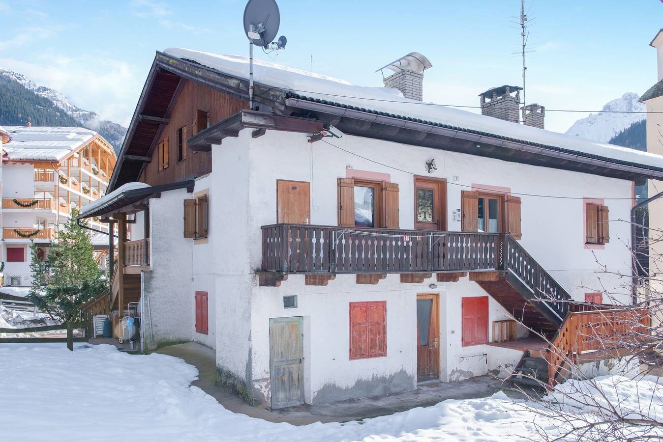 Entire apartment, Spacious Apartment “Cesa Crepaz” with Mountain View, Wi-Fi & Garden in Canazei, Dolomiti Superski