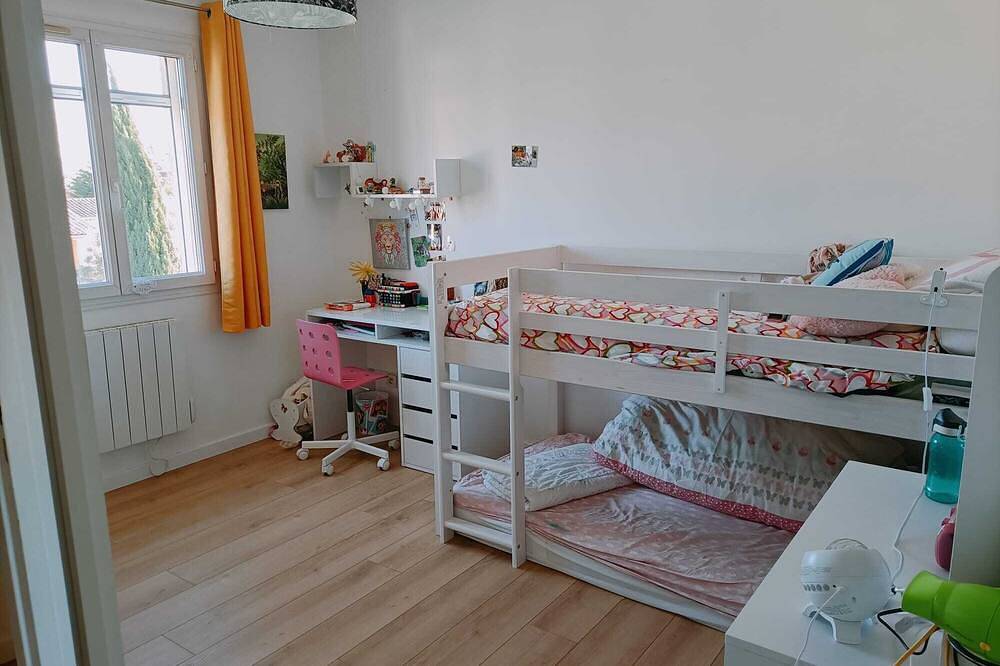 Comfortable family home with swimming pool, terrace and garden at the foot of the Alpilles mountains. in Sénas, Arles region