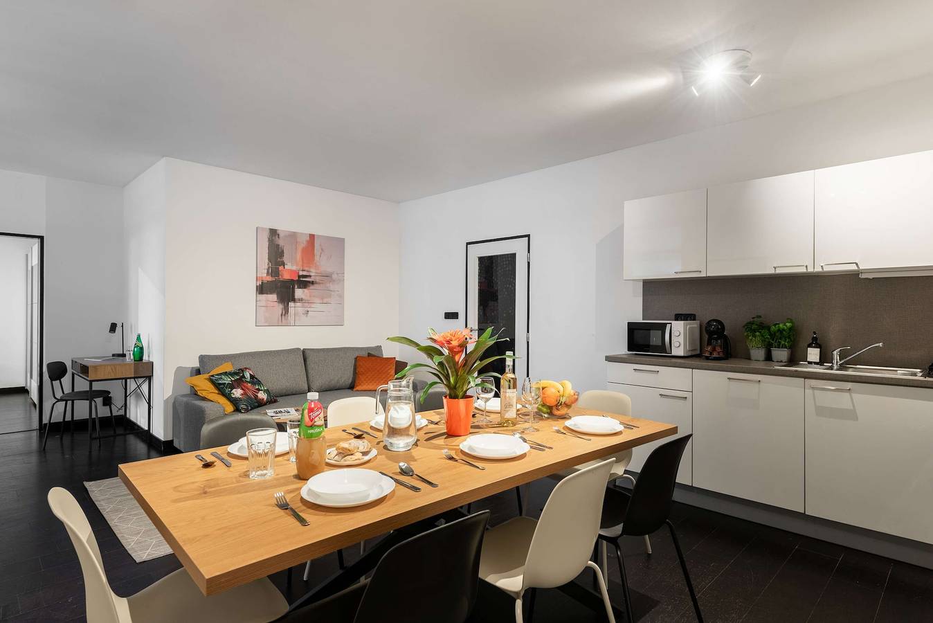 Entire apartment, Apartment with 3-bedrooms balcony in Prague, Central Bohemia