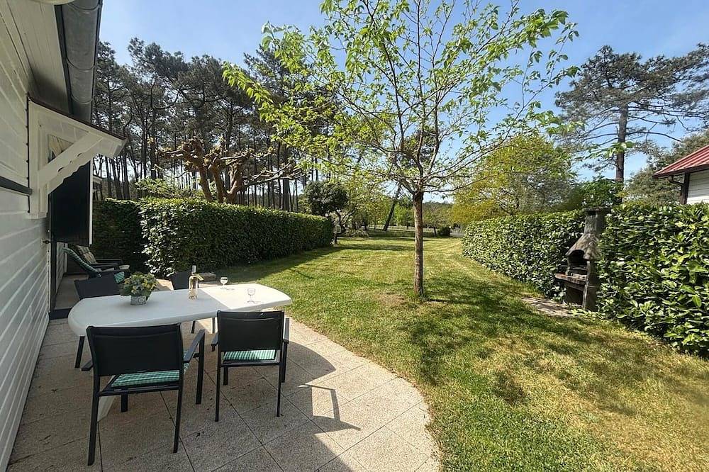 Chalet avec grand jardin clôturé au pied des dunes, à 4 km des plages. in Mimizan, Côte d’Argent