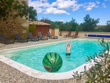 Gîte pour 11 personnes, avec piscine et jardin à Uzer