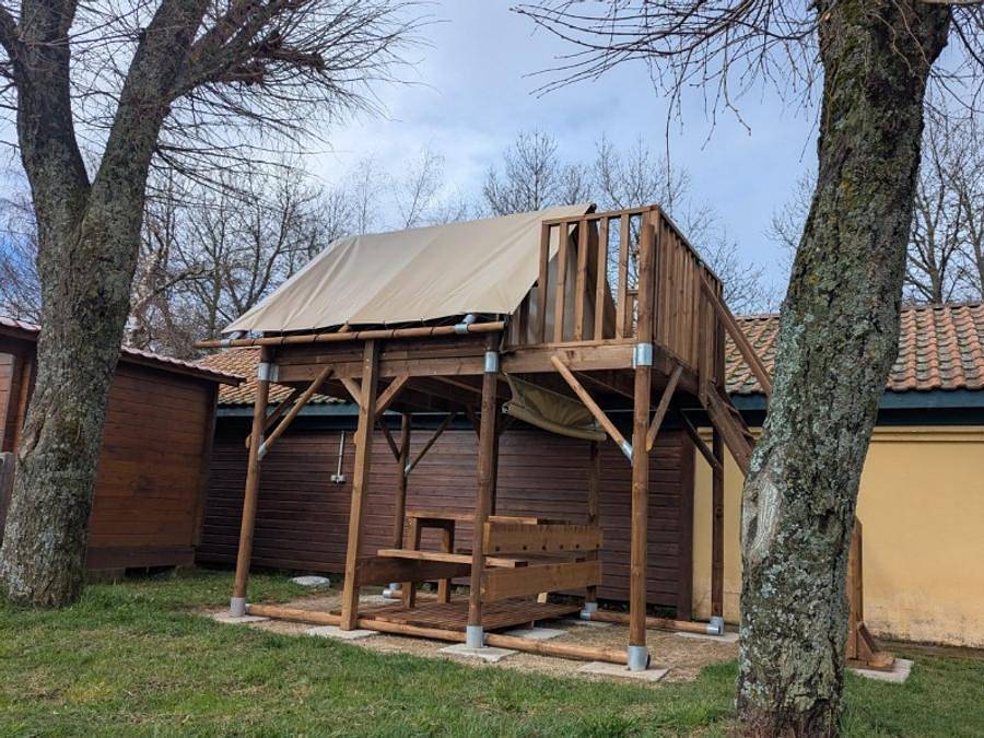 Camping D'auberoche - Tente en toile et en bois 2 personnes - Tente Bivouac sur pilotis bois et toile, sans sanitaires pour 2 personnes in Le Change, Périgord Blanc