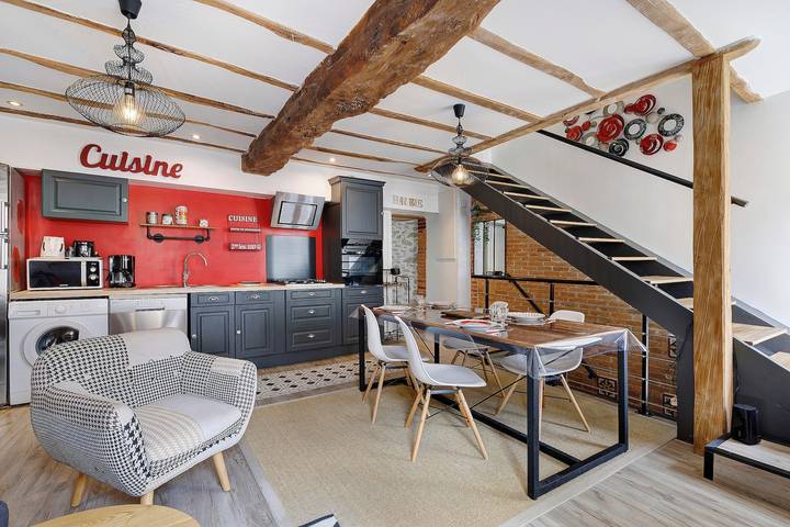 Entire apartment, Apartment 'Les Glycines N2' with Private Terrace, Balcony and Wi-Fi in Les Epesses, Loire Valley
