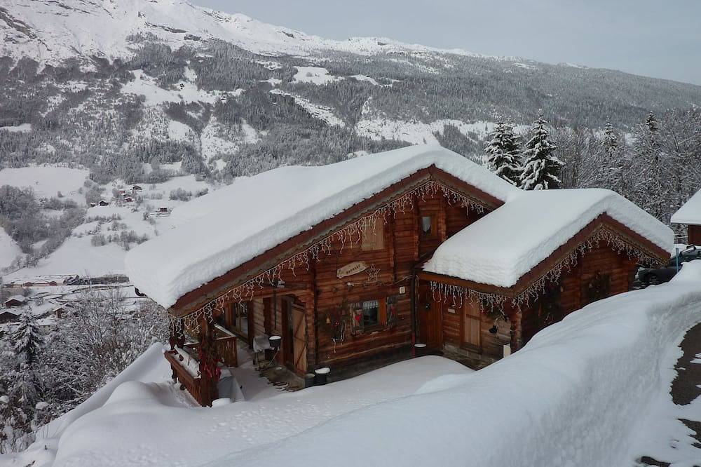 Entire apartment, Traditional plank Savoyard Chalet in Les Villards-sur-Thônes, Annecy region