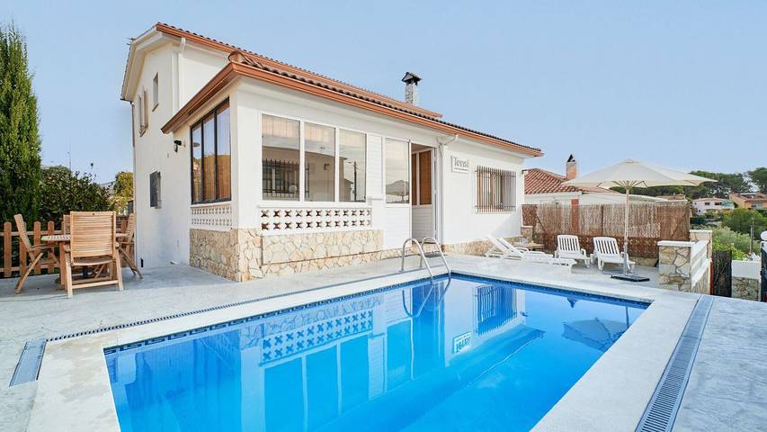 Chalet para 10 personas, con terraza además de jardín y piscina, Se admiten mascotas en Blanes