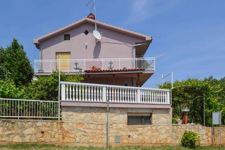 Ferienwohnung für 8 Personen, mit Garten und Balkon in Medulin