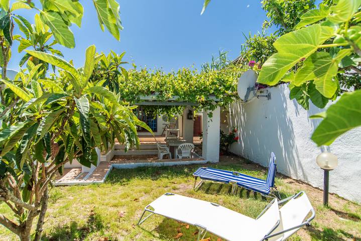Cottage Penelope: charming Mediterranean house near the beach with garden and terrace in Punta Sardegna, Palau (Sardinia)
