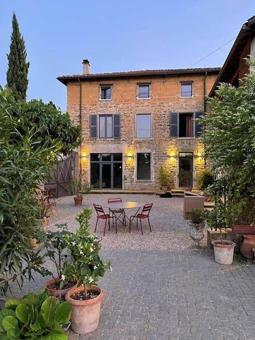 Maison de famille pleine de charme avec piscine Aux deux vieux platanes in Saint-Germain-au-Mont-d'Or, Lyon et ses environs