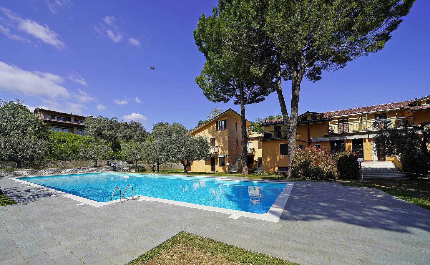 Appartamento intero, Olive Garden Garda - pool & view in Moniga del Garda, Prealpi Gardesane