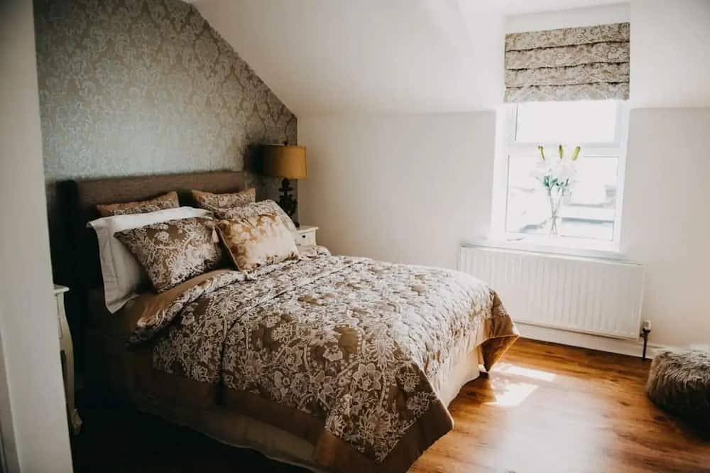 Seafront Castle Inn - just off the Ferry! in Inishowen, County Donegal