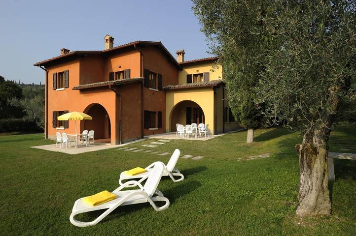 Ferienwohnung für 4 Personen, mit Balkon und Whirlpool sowie Terrasse und Kinderpool in Garda - 2