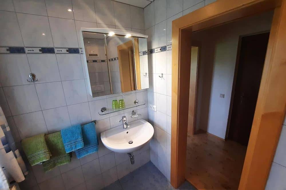 Doppelzimmer, Dusche, Wc, Bergseite - Pension Hecher in Feldkirchen in Kärnten, Bezirk Feldkirchen