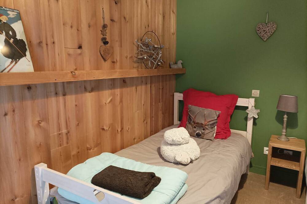 Apartamento entero, Twin room with separate single beds in Artigues, Ariège