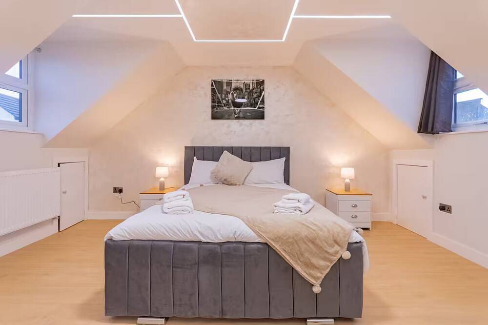 Hamlet Hideaway | Sleeps 14| Off Street Parking - Pass the Keys in Westcliff-on-Sea, Southend-on-Sea