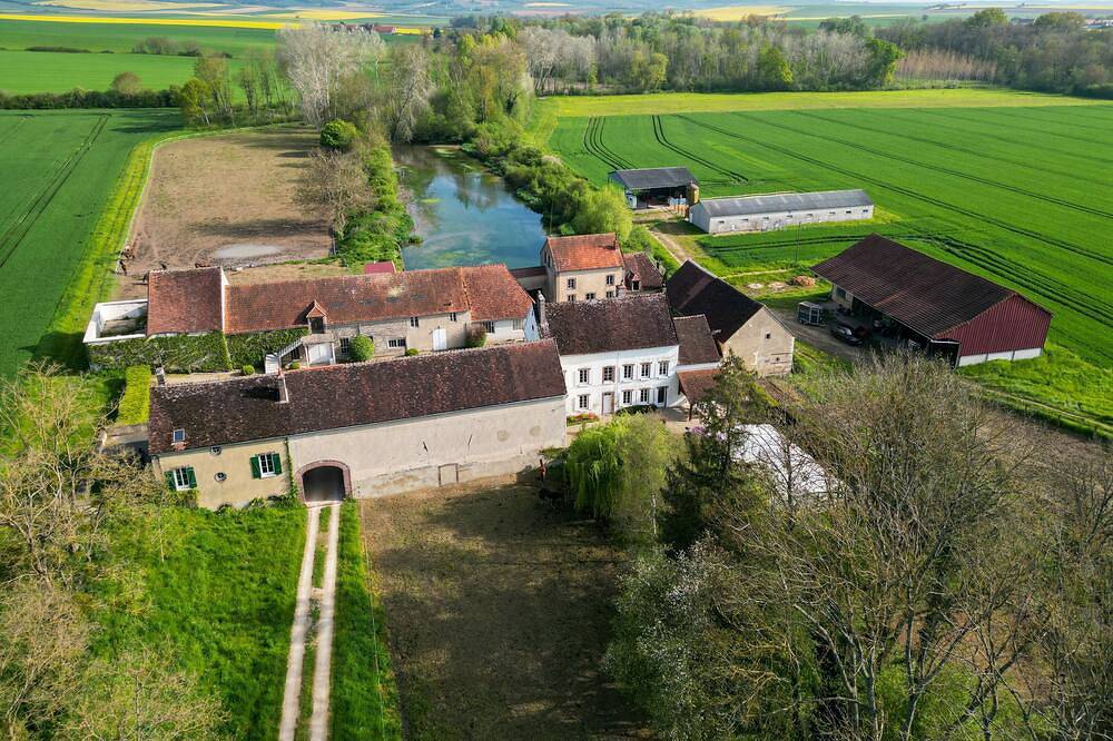 Maison autonome avec terrasse privative dans une ferme-moulin in Brienon-sur-Armançon, Région d'Auxerre