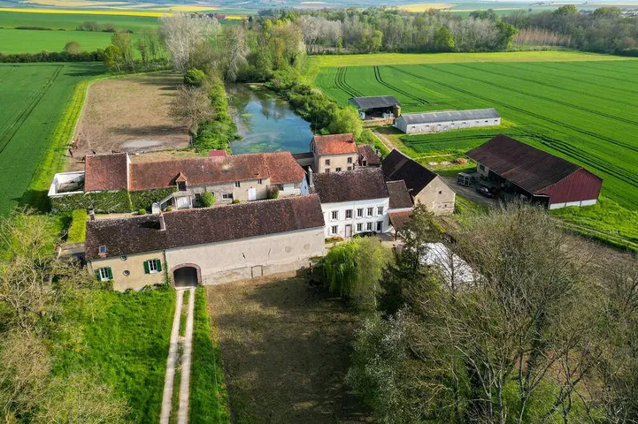 Maison autonome avec terrasse privative dans une ferme-moulin in Région d'Auxerre