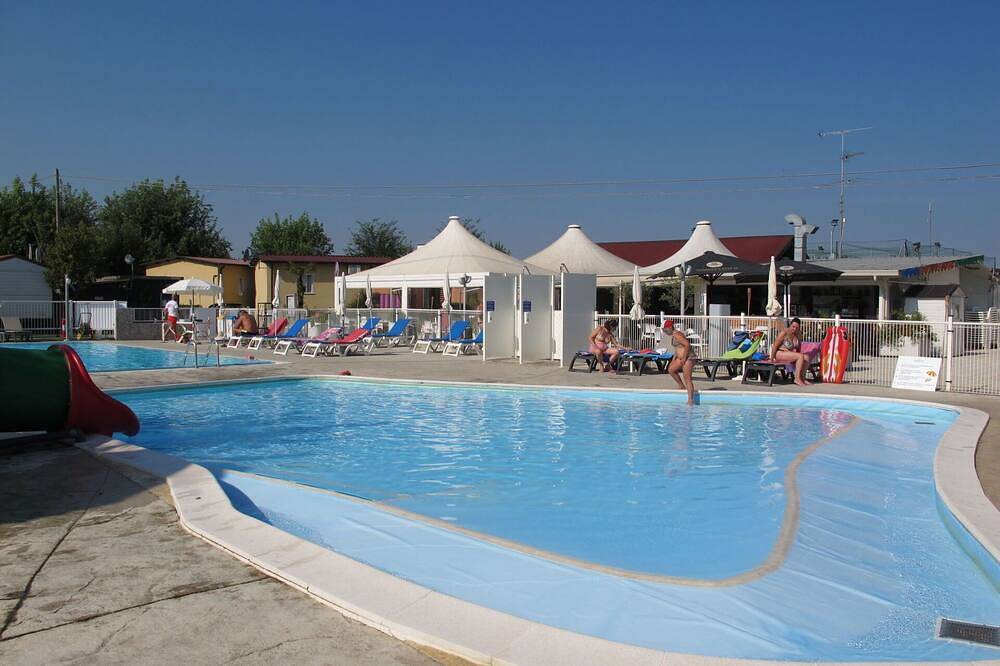 Schöne Wohnung in einem Ferienhaus mit Pool, Klimaanlage,  W-Lan, Terrasse und Haustiere erlaubt in Lido ai Pioppi, Peschiera del Garda
