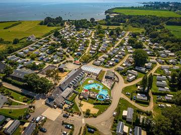 Mobil home pour 6 personnes, avec bassin pour enfant et terrasse à Ambon