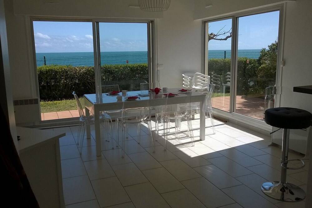 Maison lumineuse en front de mer avec superbe vue mer, 2 parkings gratuits. in Cap d'Agde, Agde