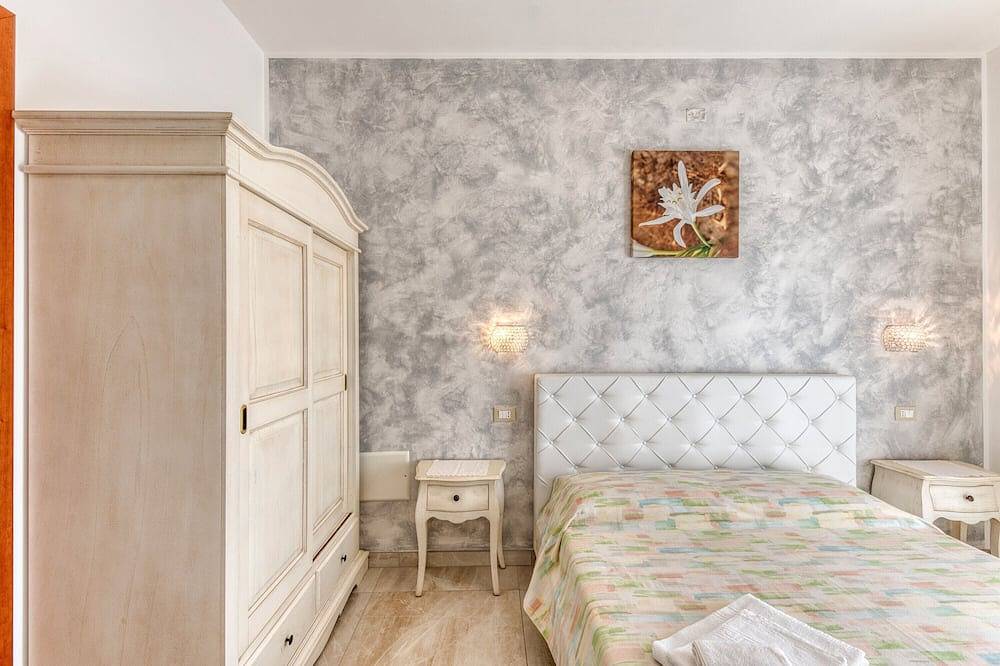 Bed and Breakfast 'Tallyho  Giglio' with Shared Terrace, Wi-Fi and Air Conditioning in Salve, Gulf of Taranto